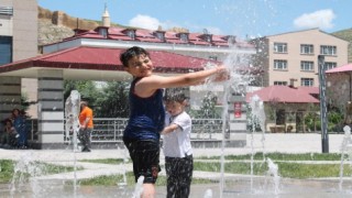 Kavurucu sıcaklara çocuklardan çözüm: fıskiyelerle ve su balonlarıyla serinlediler