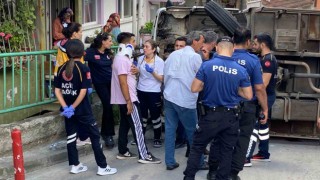 Kayan kamyon önce duvara, sonra yeni alınmış otomobile çarparak devrildi: 3 kişi burnu bile kanamadan kurtuldu