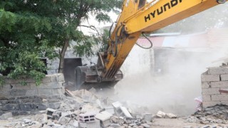 Kayapınar Belediyesi ağır hasarlı evlerin yıkımına başladı