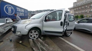 Kayganlaşan yolda kontrolden çıkan araç refüje çarptı: 2 yaralı