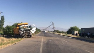 Kaza sonrası yola devrilen yüksek gerilim hattı direği trafiği kilitledi