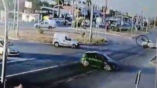 Kazada metrelerce havaya uçan motosiklet sürücüsü yaralandı