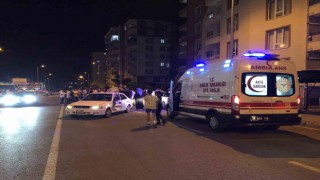 Kazada savrulan otomobil park halindeki 2 otomobile çarptı: 2 yaralı