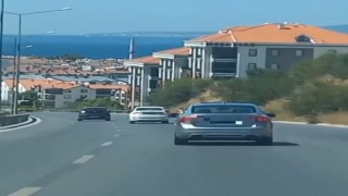 Kazaya davetiye çıkardı... Araba kullanırken ayağını camdan dışarı çıkardı