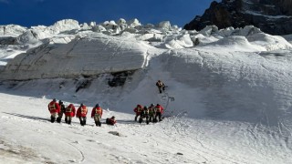 Kırgızistandaki Pobeda Dağına tırmanan 4 dağcı kayboldu