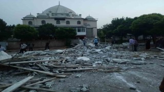 Kırıkkalede şiddetli rüzgar caminin minaresini yıktı