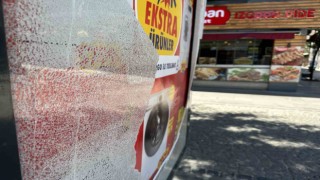 Kırılan billboard camı tehlike oluşturdu