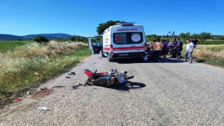 Kırkağaçta motosiklet traktöre çarptı: 2 yaralı