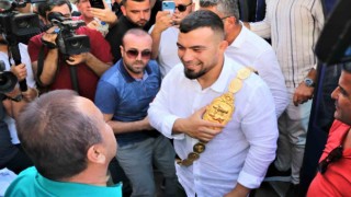 Kırkpınar Başpehlivanı Yusuf Can Zeybeke memleketi Antalyada coşkulu karışılama