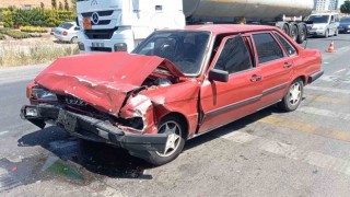 Kırmızı ışıkta bekleyen otomobile çarptı: 4 yaralı