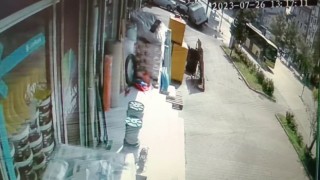 Kırmızı ışıkta geçen İETT otobüsünün çarptığı kamyonet devrildi