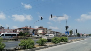 Kırmızı ışıkta yavaşlayan kamyona arkadan çarptı