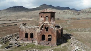 Kızıl Kilise bin 500 yıllık tarihi ile ziyaretçilerini cezbediyor