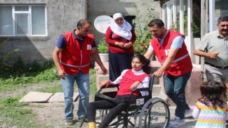 Kızılay engelli bireyleri unutmadı, tekerlekli sandalye hediye etti