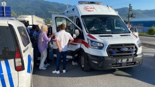 Kocaelide motosiklet ile otomobil çarpıştı: 3 yaralı