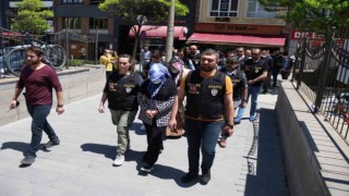 Kocasını öldürdüğü için yargılandığı davaya kucağında bebeği ile katıldı