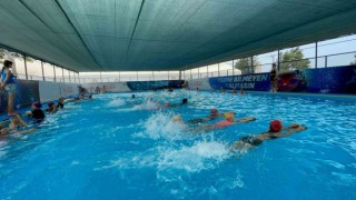 Konteyner kentte çocuklara yüzme eğitimi