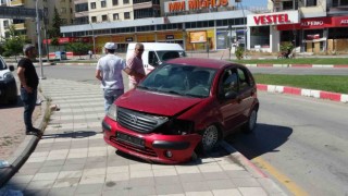 Kontrolden çıkan araç refüje çarptı: 2 yaralı