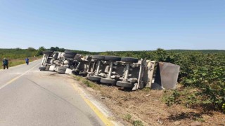 Kontrolden çıkan kamyon devrildi, sürücüsü yaralandı