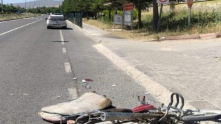 Kontrolden çıkan motosiklet önünde seyreden araca çarptı