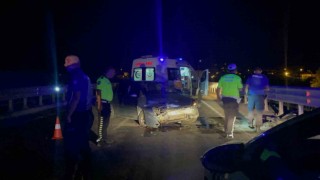 Kontrolden çıkan otomobil bariyerlere çarpıp hurdaya döndü:1 yaralı