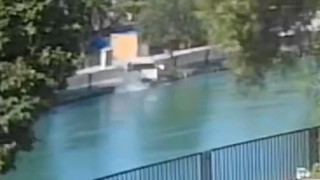 Kontrolden çıkan otomobil sulama kanalına düştü, o anlar kameraya yansıdı