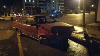 Kontrolden çıkan otomobil zabıta kulübesine daldı: 4 yaralı