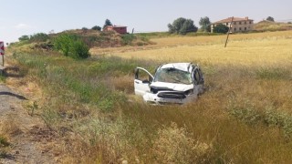 Konyada hafif ticari araç araziye devrildi: 4 yaralı