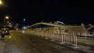 Köprüde yerine yerleştirilmek için kaldırılan köprünün tablası ortadan kırıldı