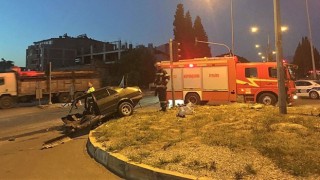 Korkunç kazada otomobil ikiye ayrıldı: 2 yaralı