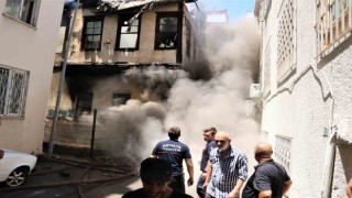 Koruma altındaki tarihi bina alev alev yandı, itfaiye ekipleri ölümden döndü