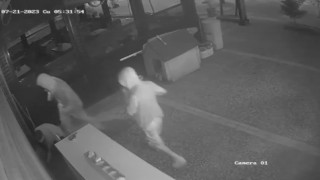 Kova kova tekel bayisini soydular, güvenlik kamerasına takıldılar