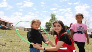 Köy köy dolaşıp çocukları mutlu ediyorlar