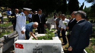 Kuran okundu, karanfil bırakıldı