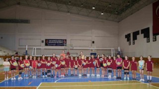 Kuşadalı çocuklar belediyenin ücretsiz spor okullarında eğitim görüyor