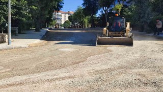 Kuşadası Belediyesi, yolları yeniliyor