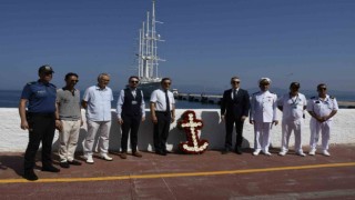 Kuşadası denizine şehitler anısına çiçek bırakıldı