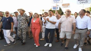 Kuşadası Sokak Festivali renkli bir açılışla başladı