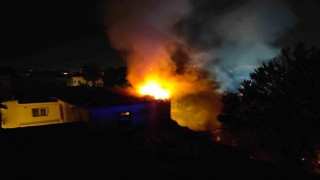Kuşadasındaki yangında binanın çatısı çöktü
