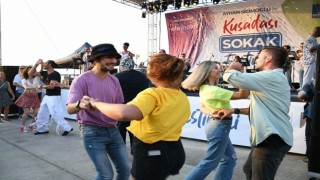 Kuşadasını sokak festivali coşkusu sardı