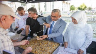 Kütahya Belediyesinden vatandaşlara aşure ikramı