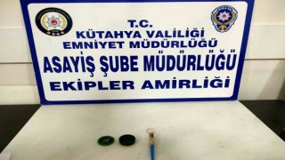 Kütahyada aranan şahsın üzerinde uyuşturucu bulundu