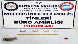Kütahyada durdurulan araçta çalıntı ziynet eşyası ve narkotik madde ele geçirildi