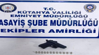 Kütahyada polis bir kişinin aracında ruhsatsız tabanca ele geçirdi