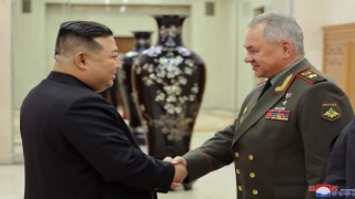 Kuzey Kore Lideri Kim, Rus Bakan Şoyguya yeni füze sistemlerini tanıttı