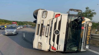 Kuzey Marmara Otoyolunda kamyon devrildi: 1 yaralı