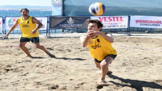 Lapsekide plaj voleybolu heyecanı başladı