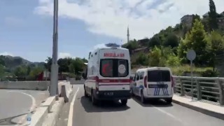 Lastiği çıkan otomobil beton bariyere çarparak durabildi