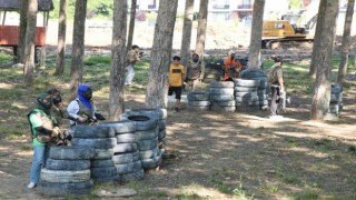 Lise öğrencileri paintball oynadı