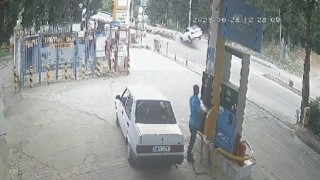 Lüks araç aydınlatma direğine çarptı: 2 yaralı